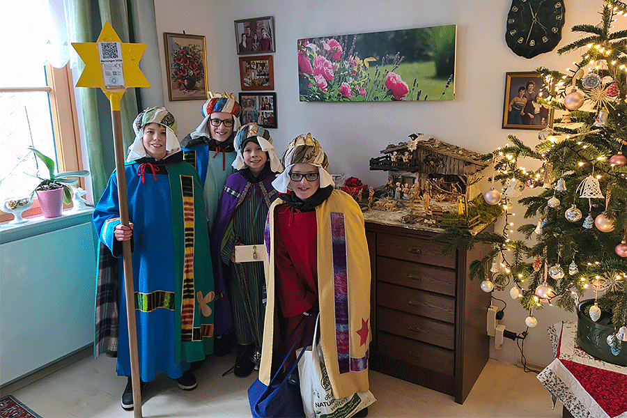 Sternsinger der Pfarre Katzelsdorf besuchen uns und segnen unser Haus - Foto JoSt 2026 Sternsinger der Pfarre Katzelsdorf besuchen uns und segnen unser Haus - Foto JoSt 2026